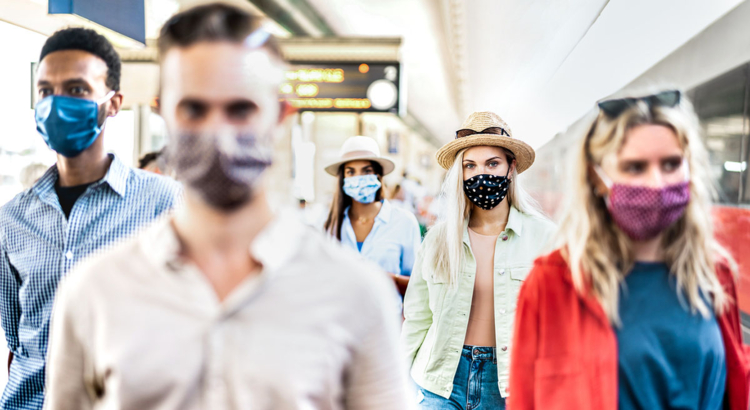 Bahnhof Menschen mit Maske